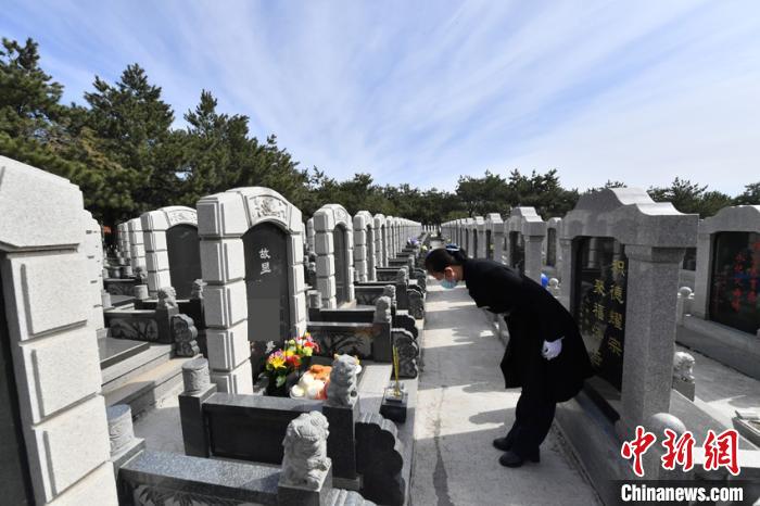 李利芳介绍，公墓推出的“代客祭扫”服务颇受客户认可。　张瑶 摄