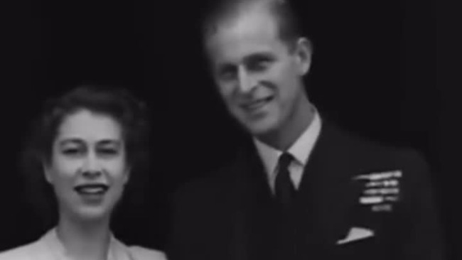 珍贵影像：回顾英国女王与菲利普亲王订婚瞬间
