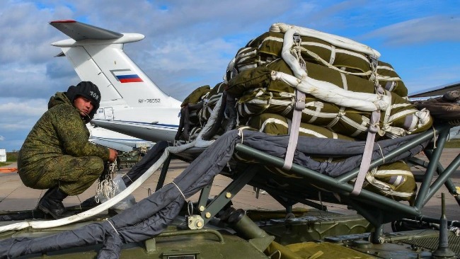 图为正在准备进行空投重装备训练的俄罗斯空降兵