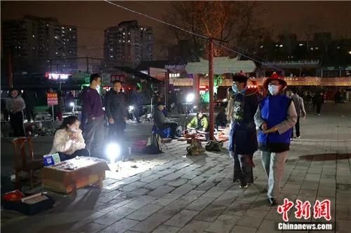 4月2日晚，打扮成侍卫在“鬼市”巡逻的安保人员。<a target='_blank' href='http://www.chinanews.com/'>中新社</a>易海菲 摄