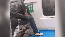 实拍：男子在地铁上脚踏座椅 公然训斥女子还掐脸
