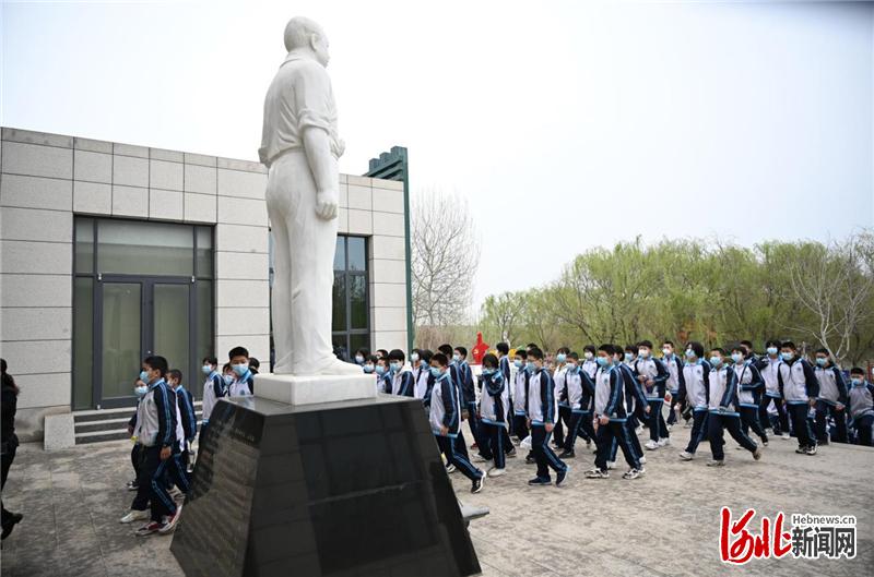 图为师生有序进入纪念馆。