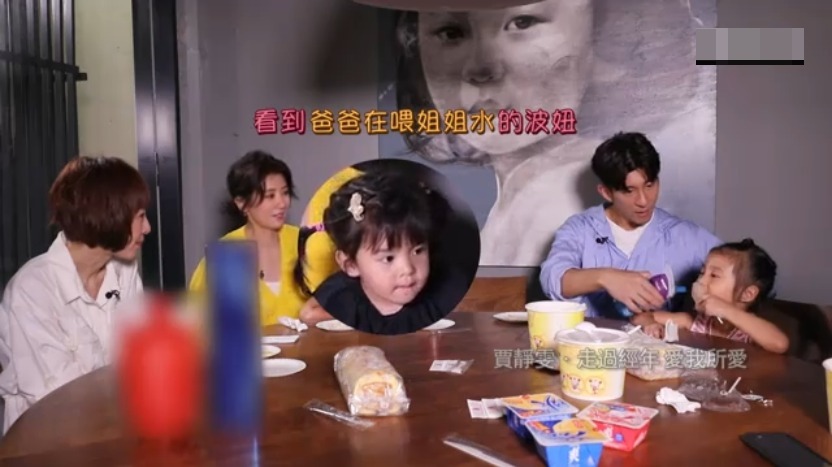 贾静雯女儿上演“争宠”大戏，看修杰楷如何宠娃