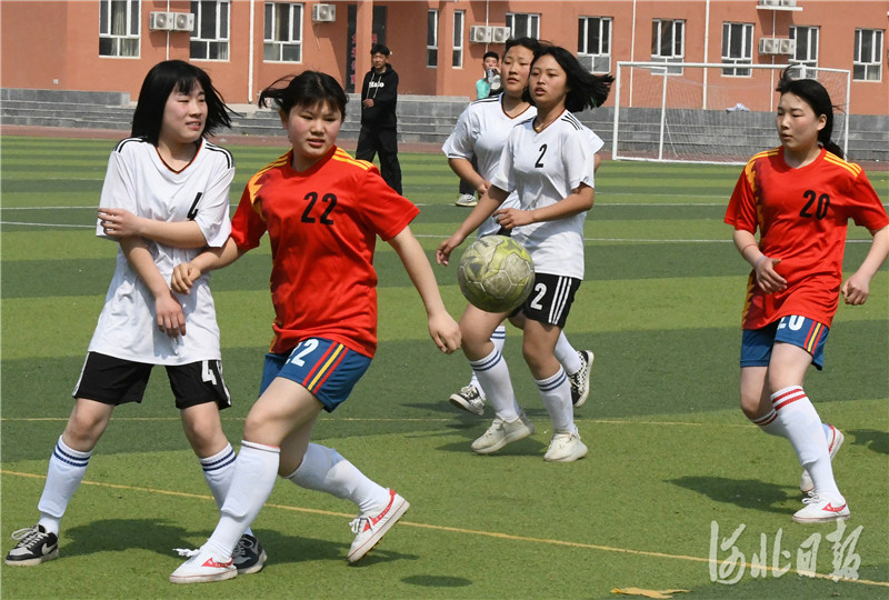 2021年4月7日，在河北省广平县第三中学校园足球场上学生们在进行足球对抗比赛。近年来，该县60多所中小学校积极开展推进足球进校园活动，开设了学生足球社团，邀请专业足球教练为学生们授课，普及足球运动的相关技能和知识，培养学生们对足球运动的兴趣。 通讯员 程学虎 摄影报道