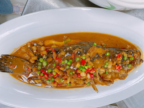 新鲜肥美的桃花鳜在时间与盐的合力之下,鱼肉弹韧,色味俱佳,回味无穷.