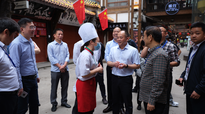 资料图:重庆市市场监督管理局党组书记、局长唐英瑜检查特种设备和食品安全。(图源:重庆市市场监督管理局)