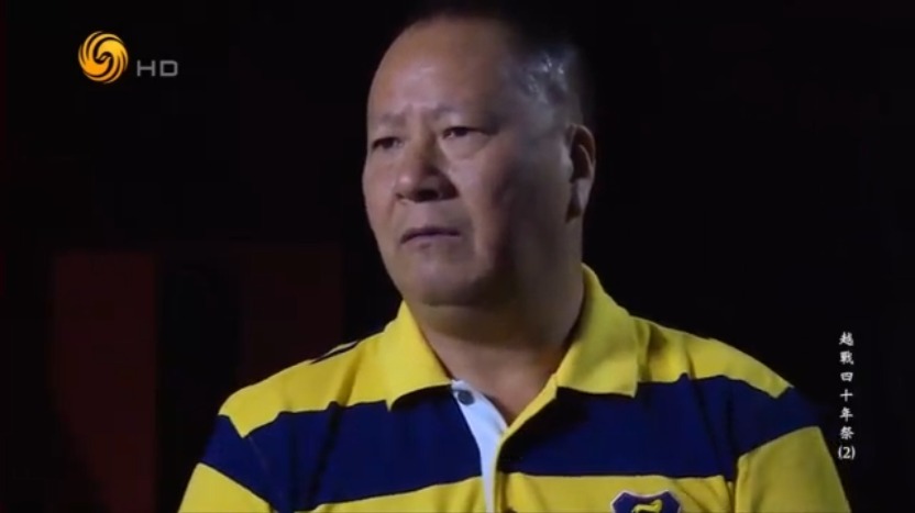 对越自卫反击战后，老兵含着眼泪把战友的尸体抬回祖国