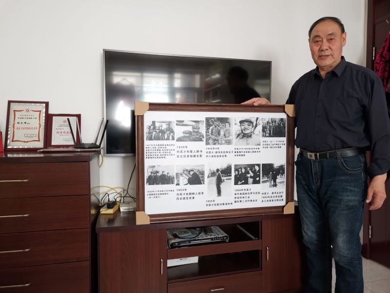 杨天峰的30多块展板已经陆续完工。