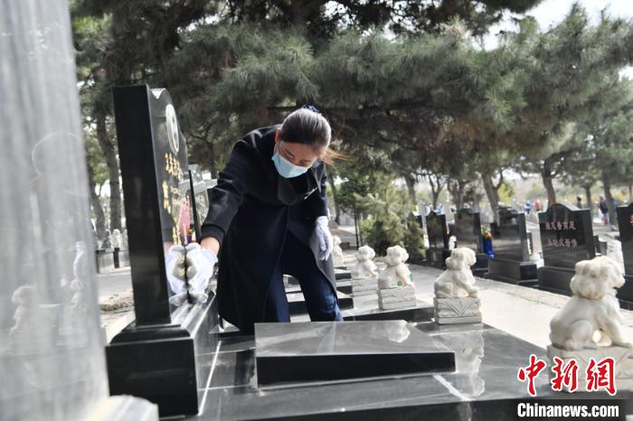 李利芳介绍，公墓推出的“代客祭扫”服务颇受客户认可。　张瑶 摄