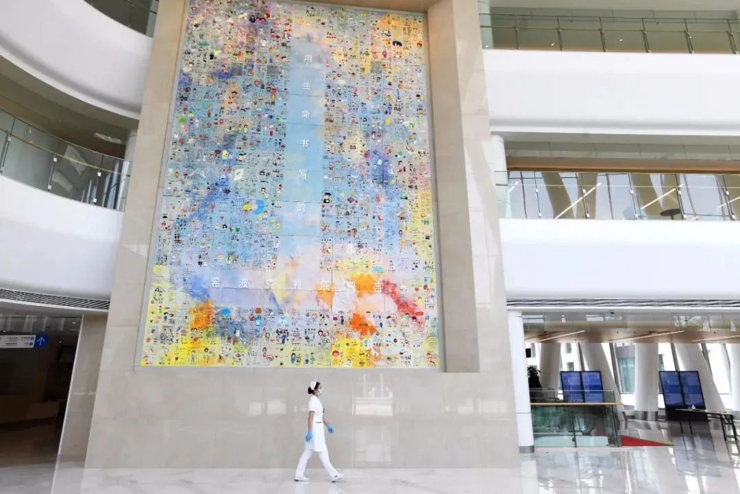 医院门诊大厅的壁画实景图