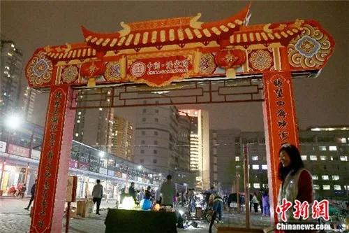 4月2日晚，北京潘家园旧货市场“夜赏奇珍·鬼市探宝”活动迎来第二个开市日。：<a target='_blank' href='http://www.chinanews.com/'>中新社</a>易海菲 摄