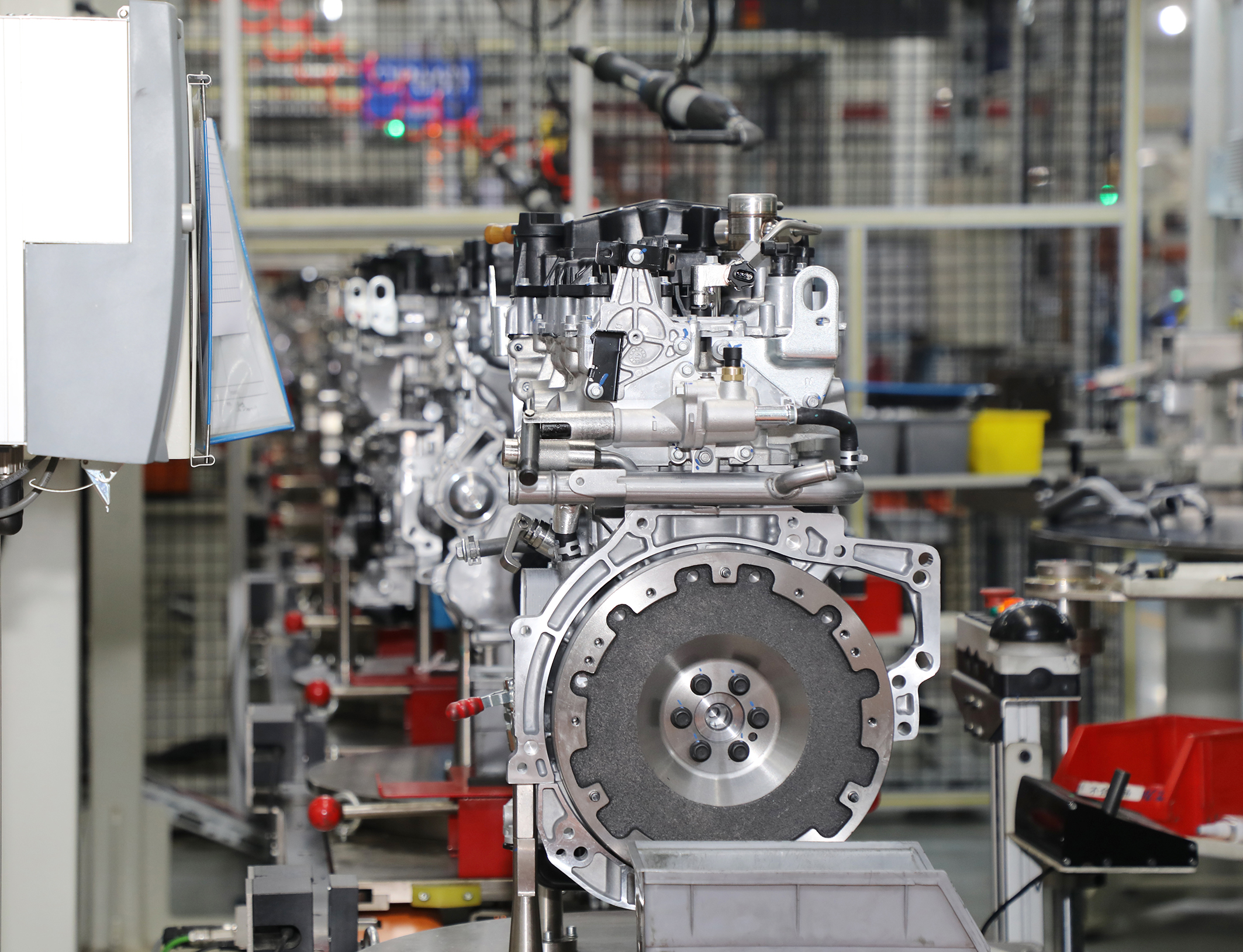 发动机等待进入下一道工序