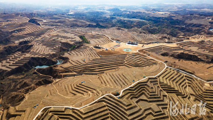 2021年4月6日拍摄的阜平县大道农业示范园区。经过综合治理，大道村周边的荒山变成了带动群众增收的金山银山。 河北日报记者赵海江摄