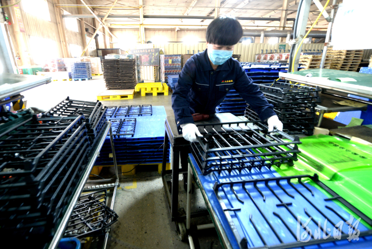 近日，位于河北省隆尧县河北三厦厨具科技有限公司员工加工铸铁珐琅炊具。河北日报记者杜柏桦摄影报道