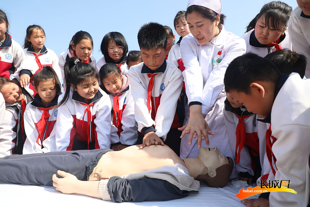 唐山市丰润区姜家营乡杨家铺小学，医护人员指导学生进行心肺复苏练习。