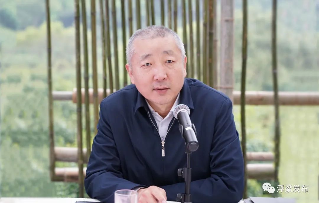 院执行院长胡钰,浮梁县委书记胡春平一起为"浮梁两山产业创新园"揭牌