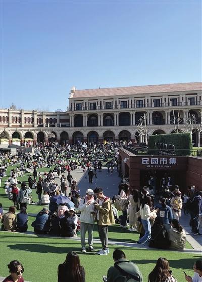 民园广场迎来众多游客。