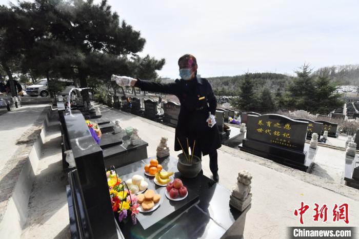 李利芳介绍，公墓推出的“代客祭扫”服务颇受客户认可。　张瑶 摄