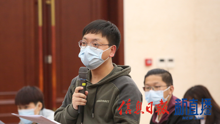 中新社提问（文颖 摄）