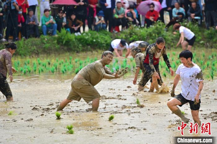 湖北枝江农民打泥仗传承非遗民俗