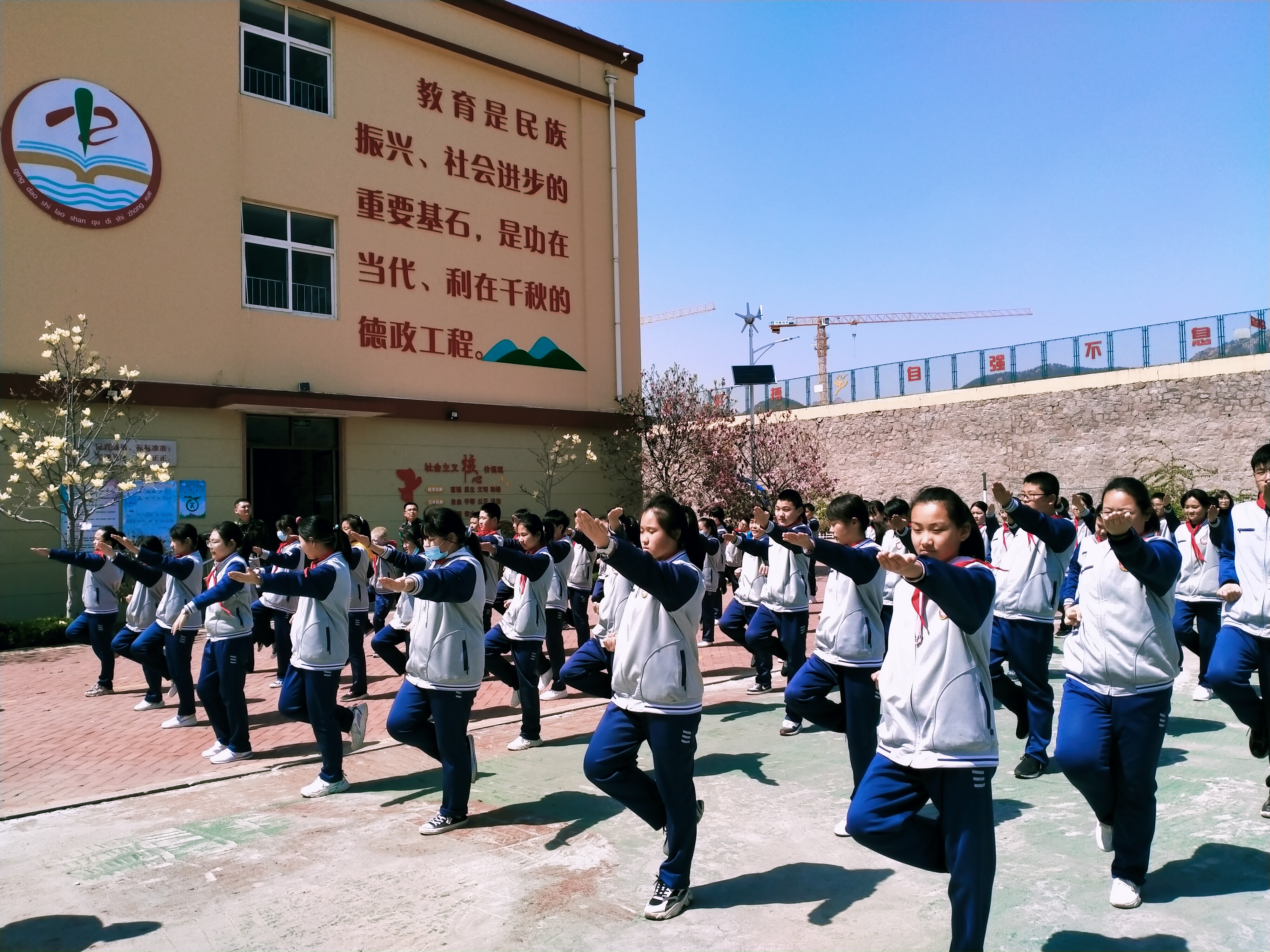 崂山十中举行锤炼品格提升素养暨国防教育活动