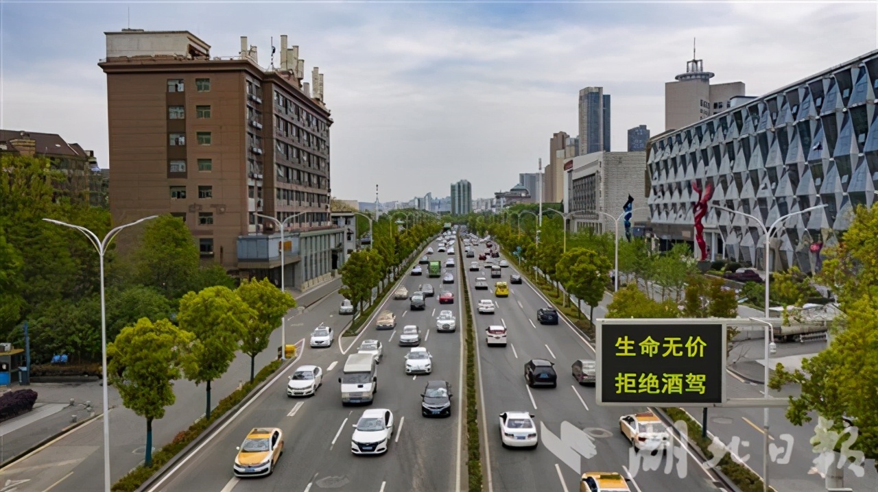 2021年4月10日的武汉大道东湖路段。