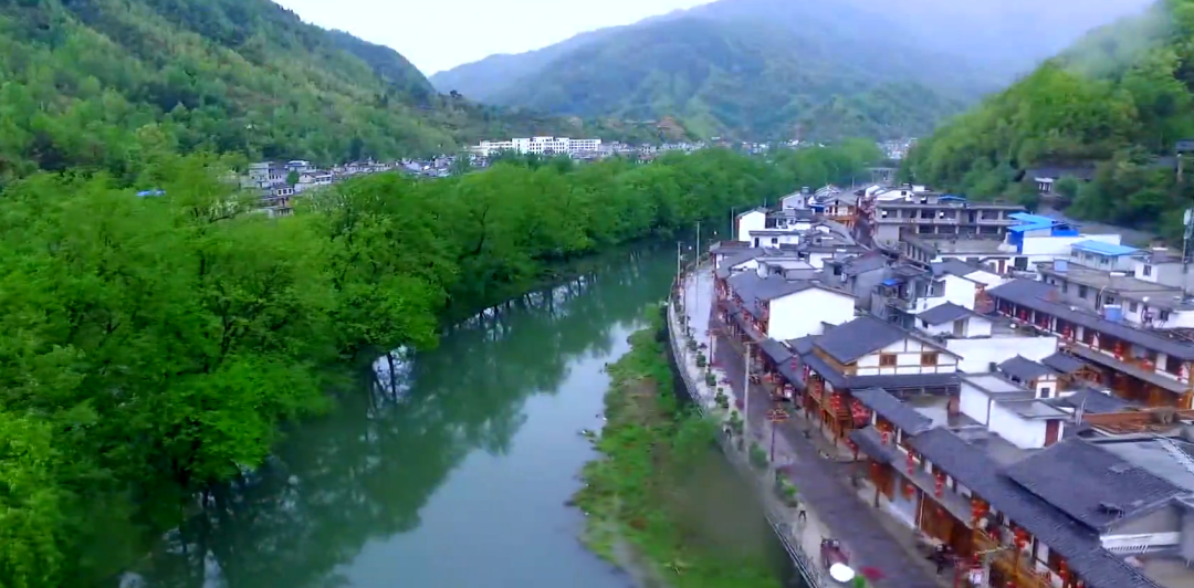 这方鸟鸣翠峰的山水间，藏着一个“小江南”……