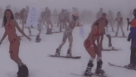 不怕冷！俄罗斯民众身着泳装齐聚滑雪场 庆祝冬天结束