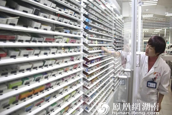 药剂科人员对药品进行整理