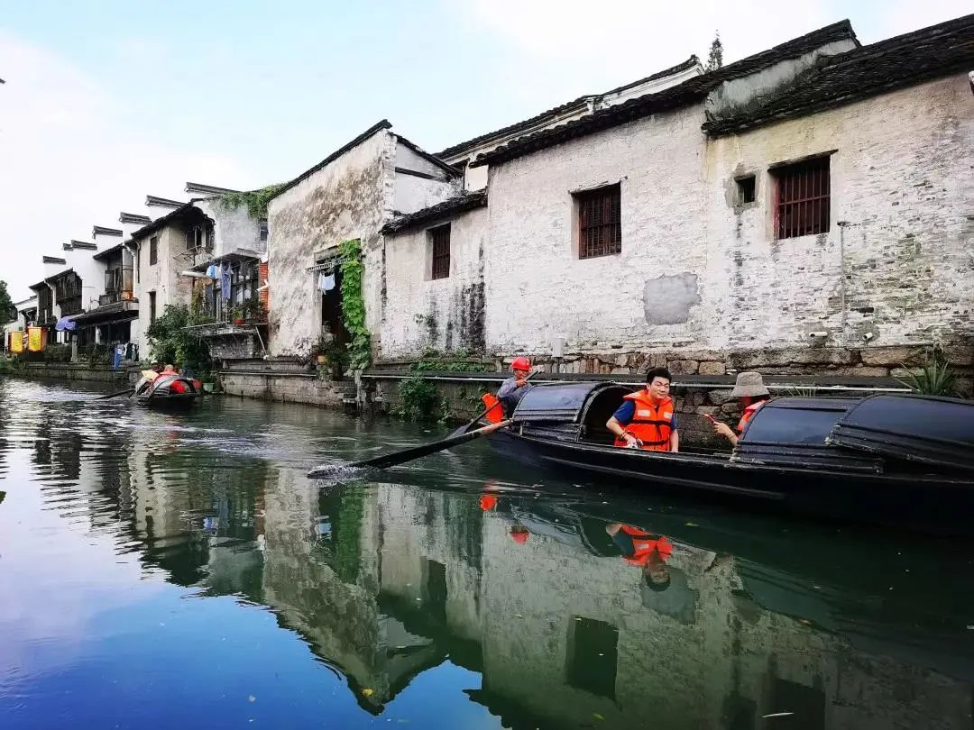 坐乌篷赏水巷美景