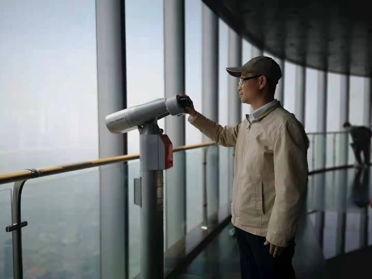 站在上海之巅看上海。作者站在621米的琼楼，极目远眺，饱满情怀。
