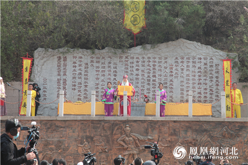 图5:老人官祭山仪式。韩菲/摄