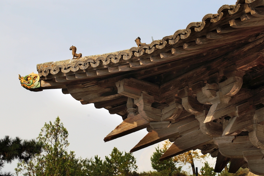 屋顶下有着设计极为严谨的木结构铺作层。  视觉中国 图