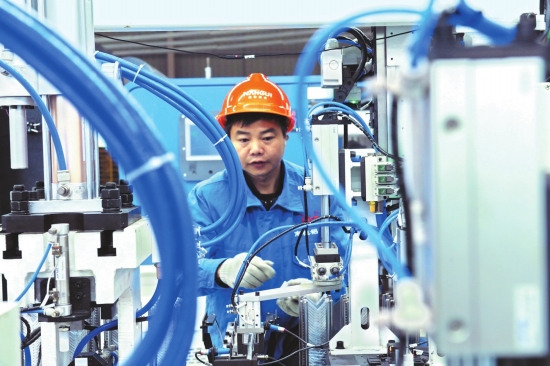 工人正在认真操作生产设备。