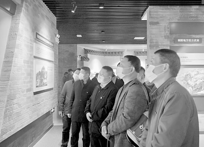 党员干部们走进中国共产党铜陵历史馆参观学习。
