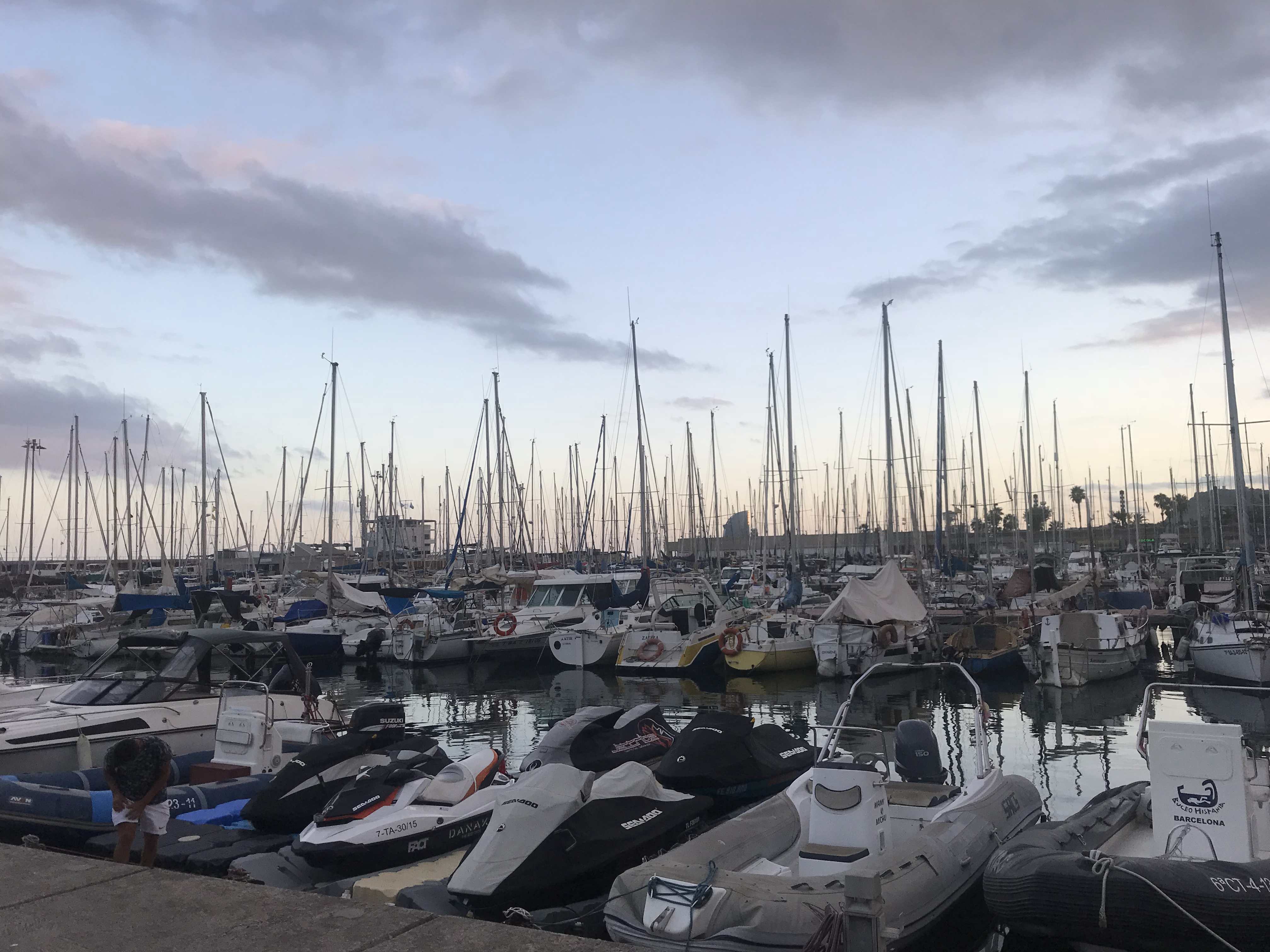 巴塞罗那海边的帆船和游艇
