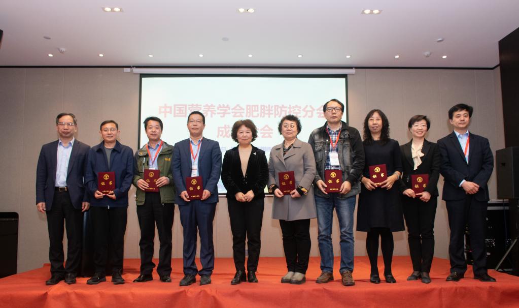 杨月欣理事长、丁钢强副理事长、王友发主任委员为常务委员颁发聘书