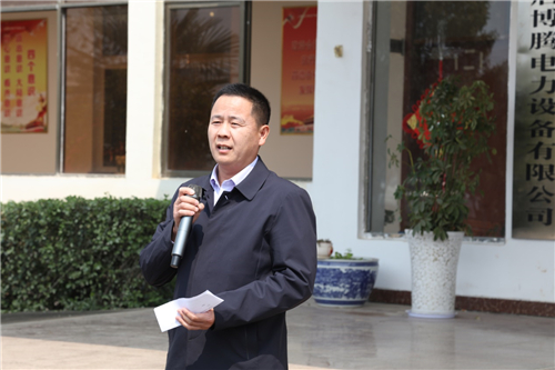 河南省广播电视局驻上蔡县邵店镇刘庄村第一书记杨育伟作为媒体代表