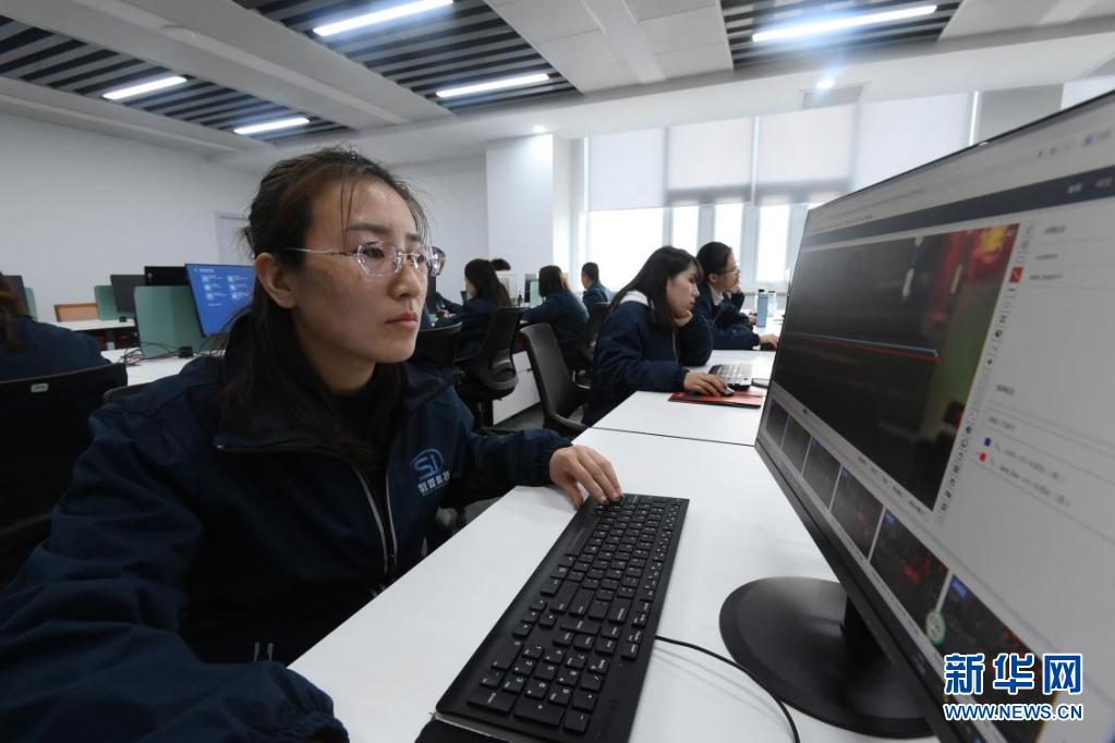 数据标注员王奋梅在对无人驾驶应用进行数据标注，她的丈夫高卫彬是柳林贺西煤矿的技术员。（刘亮亮 摄）
