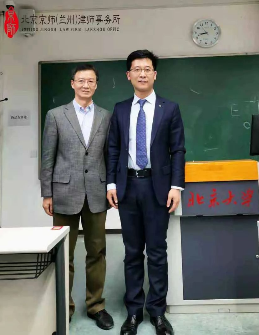 左：王新教授 右：李大伟律师