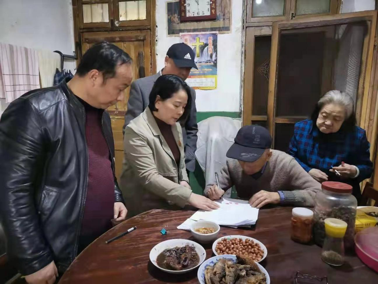 九旬夫妻办证遇困难 永修公证处上门服务为民解忧