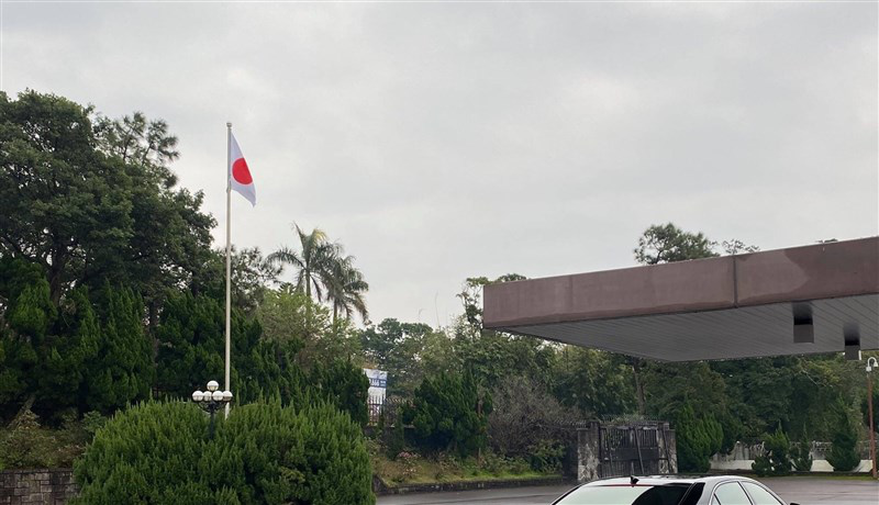 台北的“日本台湾交流协会”出入处升起日本国旗。图自台湾“中央社”