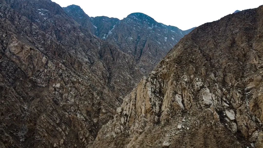 ↑远处依稀可见的雪山