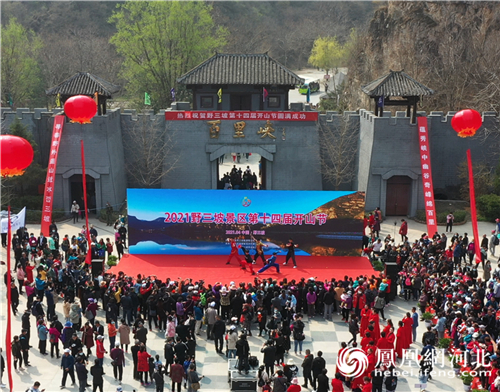 图8:现场表演吸引游客围观。来自直播航拍画面
