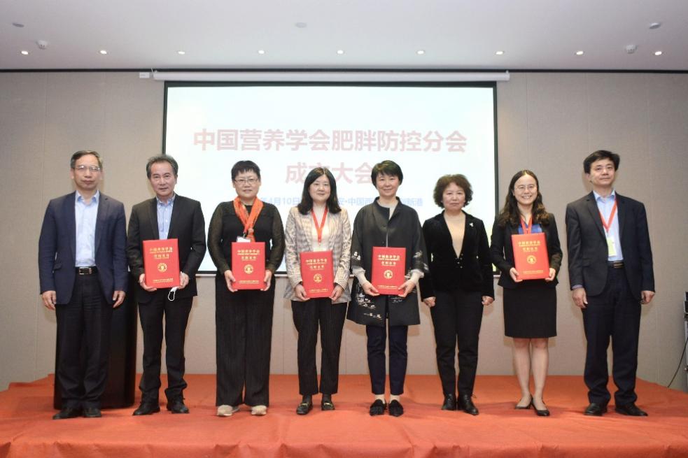 杨月欣理事长、丁钢强副理事长、王友发主任委员为副主任委员及秘书长颁发聘书