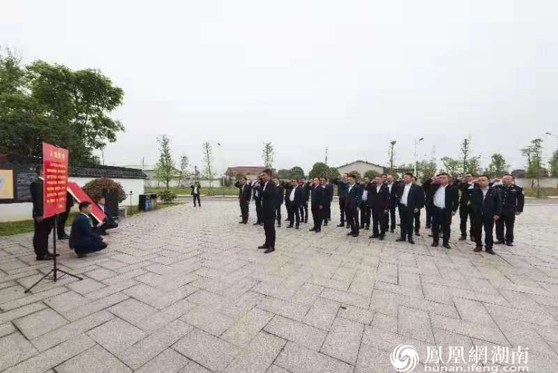 黄兴镇党委理论学习中心组成员及12个村(社区)党总支书记,部门单位