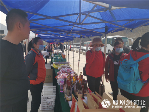 图9:涞水县供销社积极利用开山节机会在景区外组织消费扶贫活动。韩菲/摄