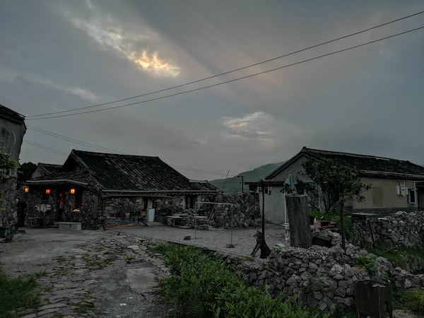 天色暗沉下的村居