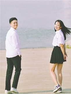 黄嵬与妻子在长江边幸福游玩。