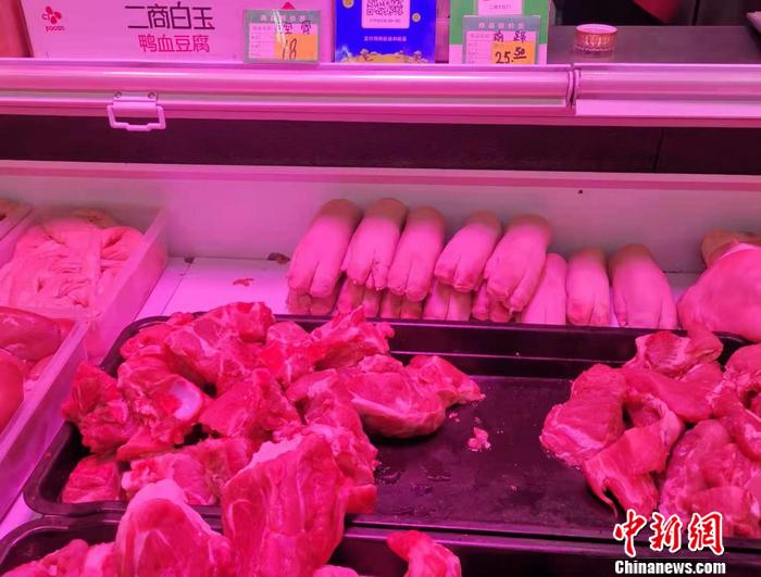 北京丰台区一家菜市场内的猪肉价格。
